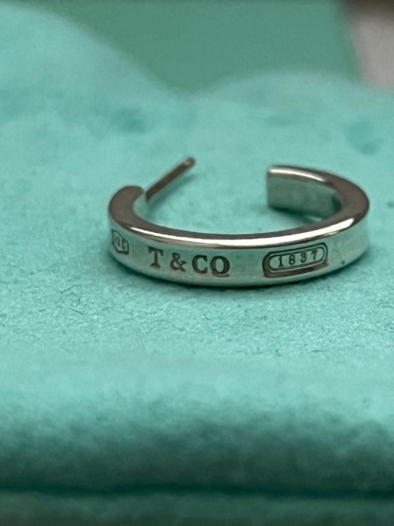 ティファニーナローフープピアス片耳