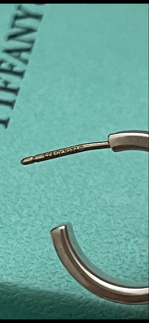 ティファニーナローフープピアス片耳