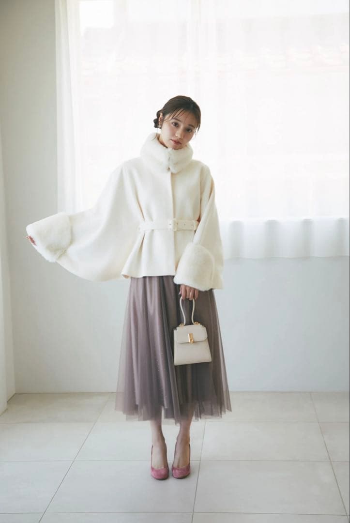 トッコクローゼット ２ＷＡＹファー＆ベルト付きケープライクコート アイボリー