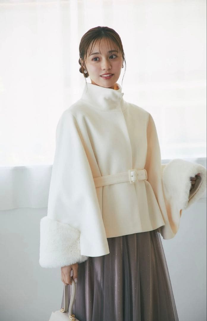 トッコクローゼット ２ＷＡＹファー＆ベルト付きケープライクコート アイボリー