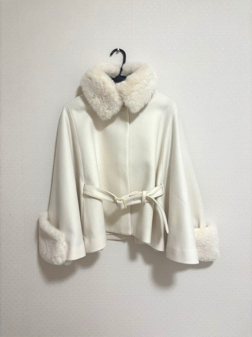 トッコクローゼット ２ＷＡＹファー＆ベルト付きケープライクコート アイボリー