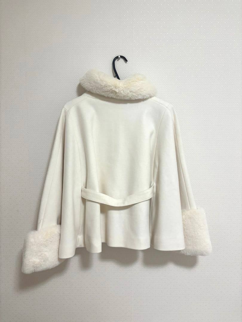 トッコクローゼット ２ＷＡＹファー＆ベルト付きケープライクコート アイボリー