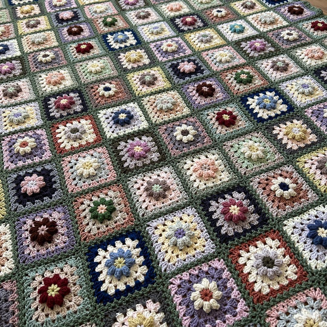 ぷっくり。お花のモチーフ編み マルチカバー 手編み ベッドカバー