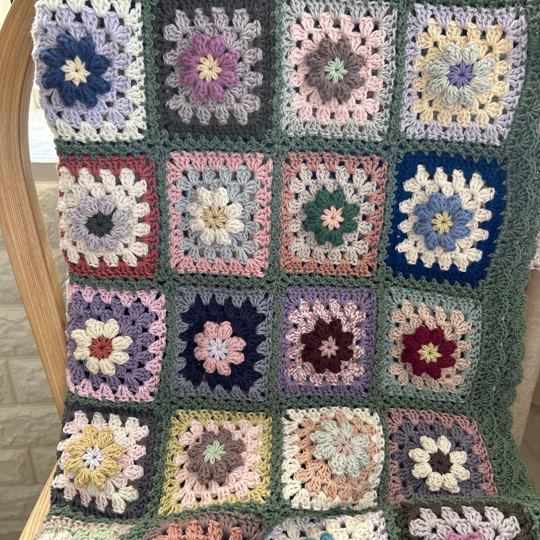 ぷっくり。お花のモチーフ編み マルチカバー 手編み ベッドカバー