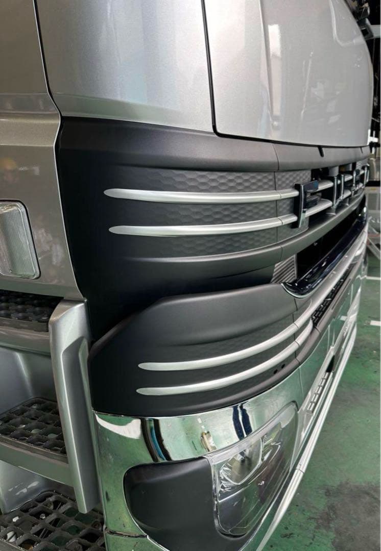 シルバー　 4段グリル　新型　FUSO スーパーグレート　ステッカー　出張可能