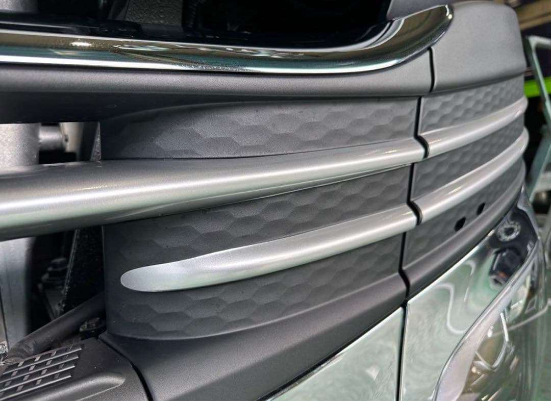 シルバー　 4段グリル　新型　FUSO スーパーグレート　ステッカー　出張可能