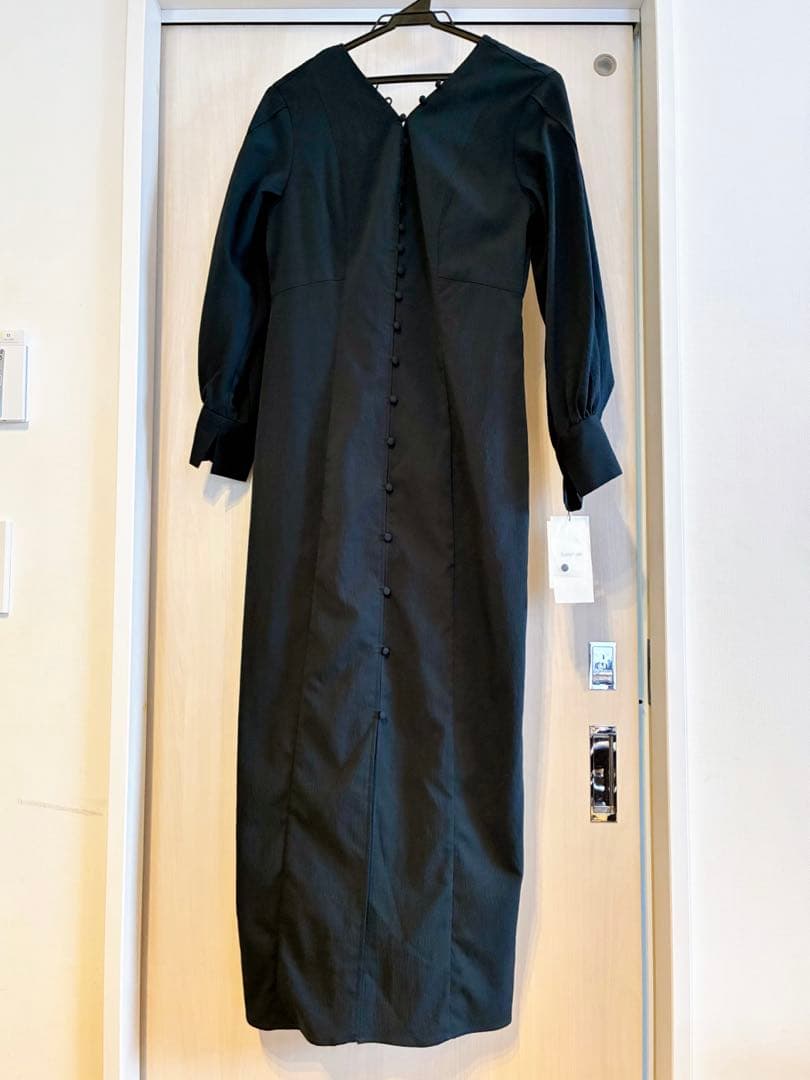 新品タグ付 Aimeine ループボタンバックオープンIライン　ワンピース 黒