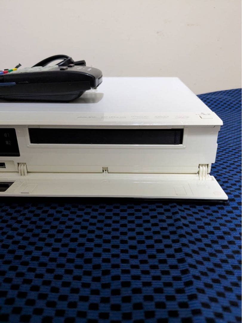 16様【最終値下げ】SHARP ブルーレイレコーダー リモコン付き ホワイト