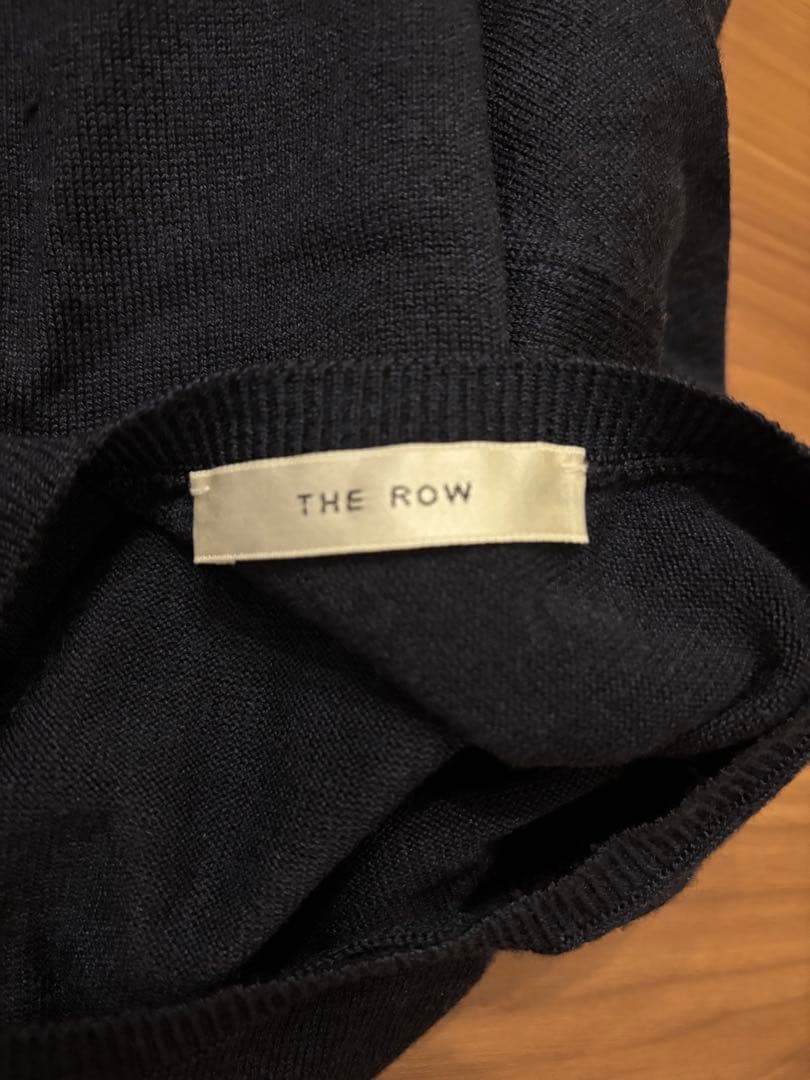 【THE ROW】ブラック Vネック クロップドTシャツ