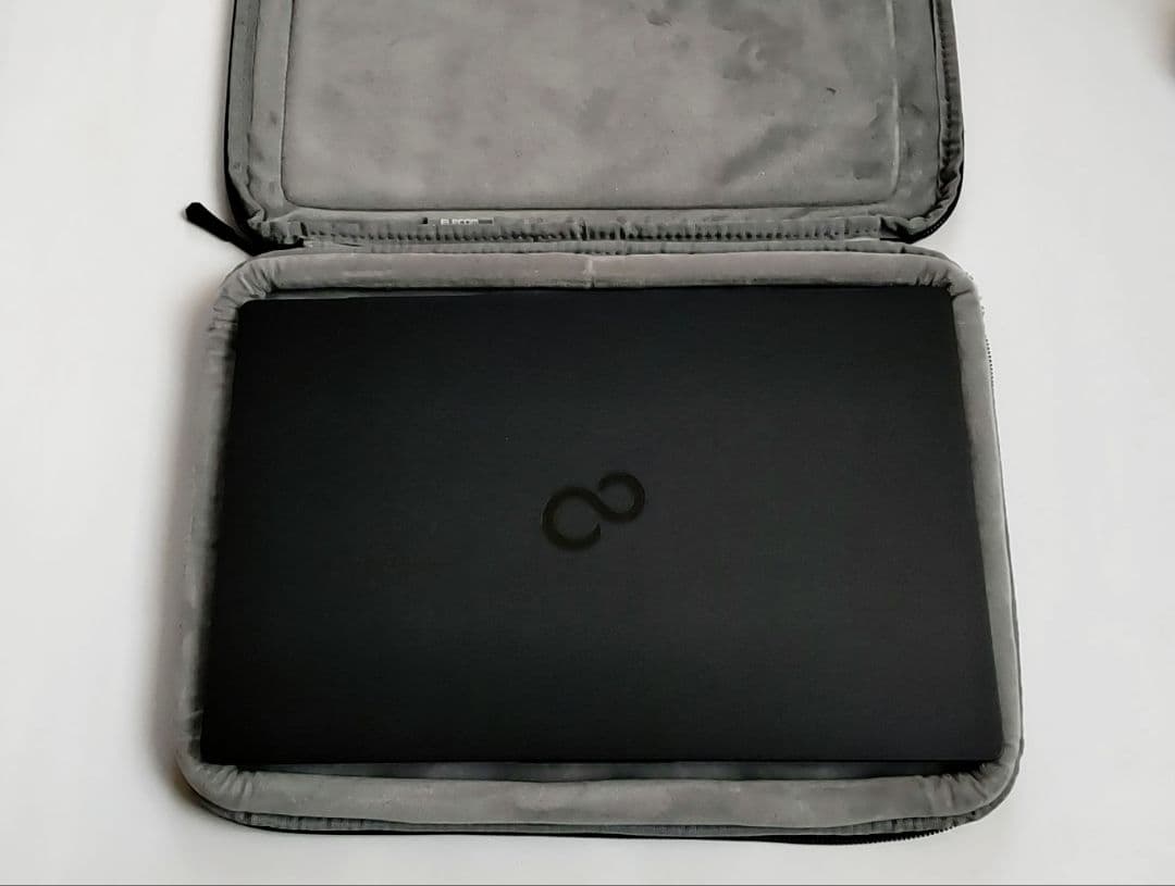 富士通 LIFEBOOK UH90/G2 12世代i7 軽量 697g　モバイル