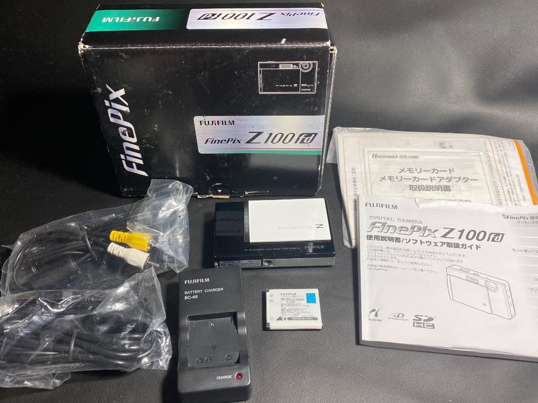 FUJIFILM FinePix Z100fd デジカメ ブラック☓ホワイト