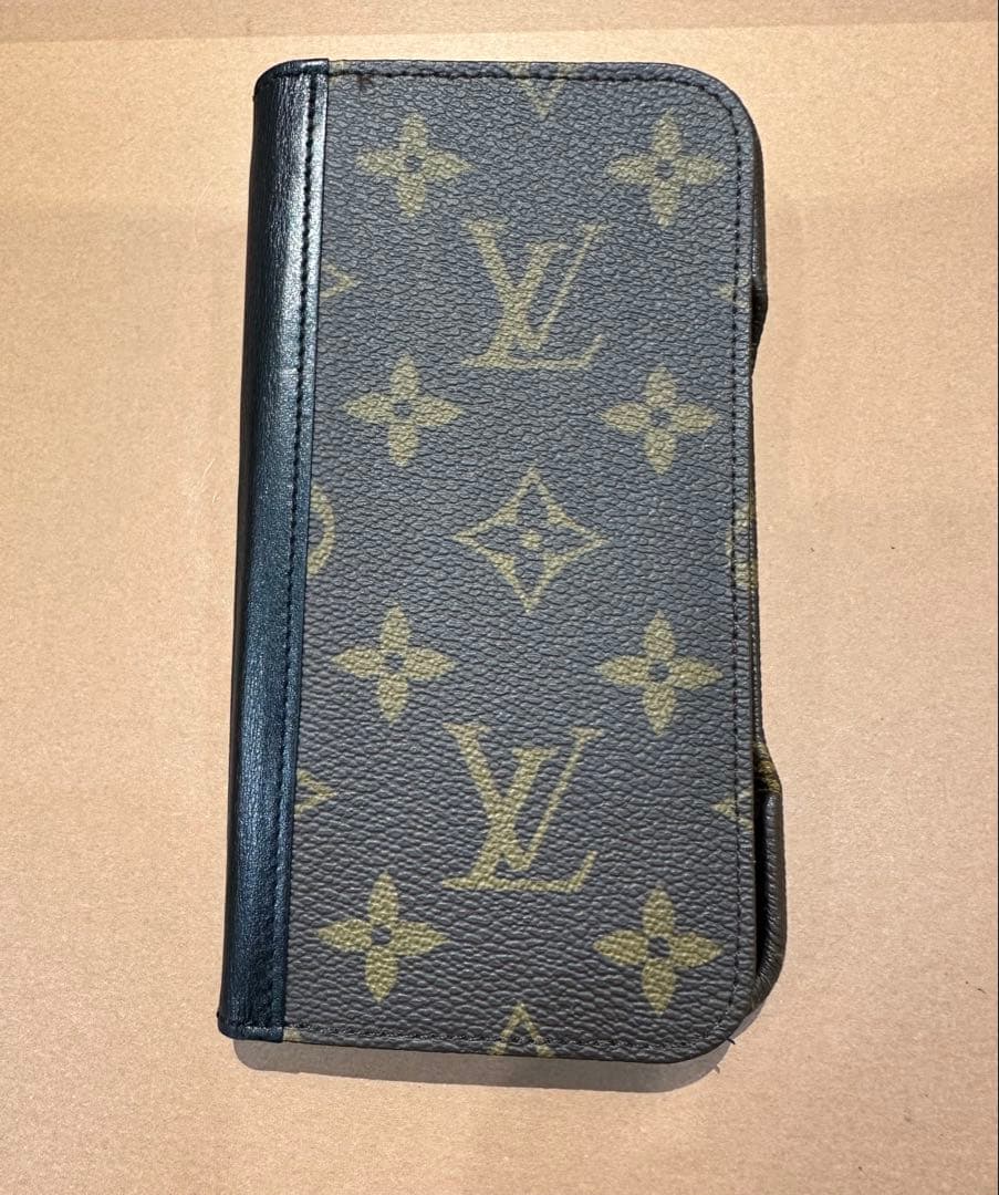 【中古美品】ルイ・ヴィトン iPhone15pro手帳型ケース　モノグラム