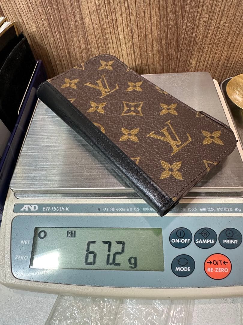 【中古美品】ルイ・ヴィトン iPhone15pro手帳型ケース　モノグラム