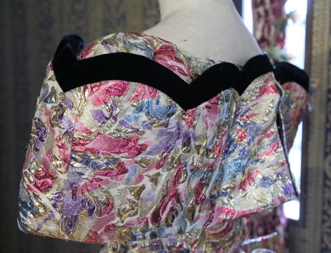 578舞台衣装にファンシー高級ウエディングドレス9号Mサイズオフショルダー