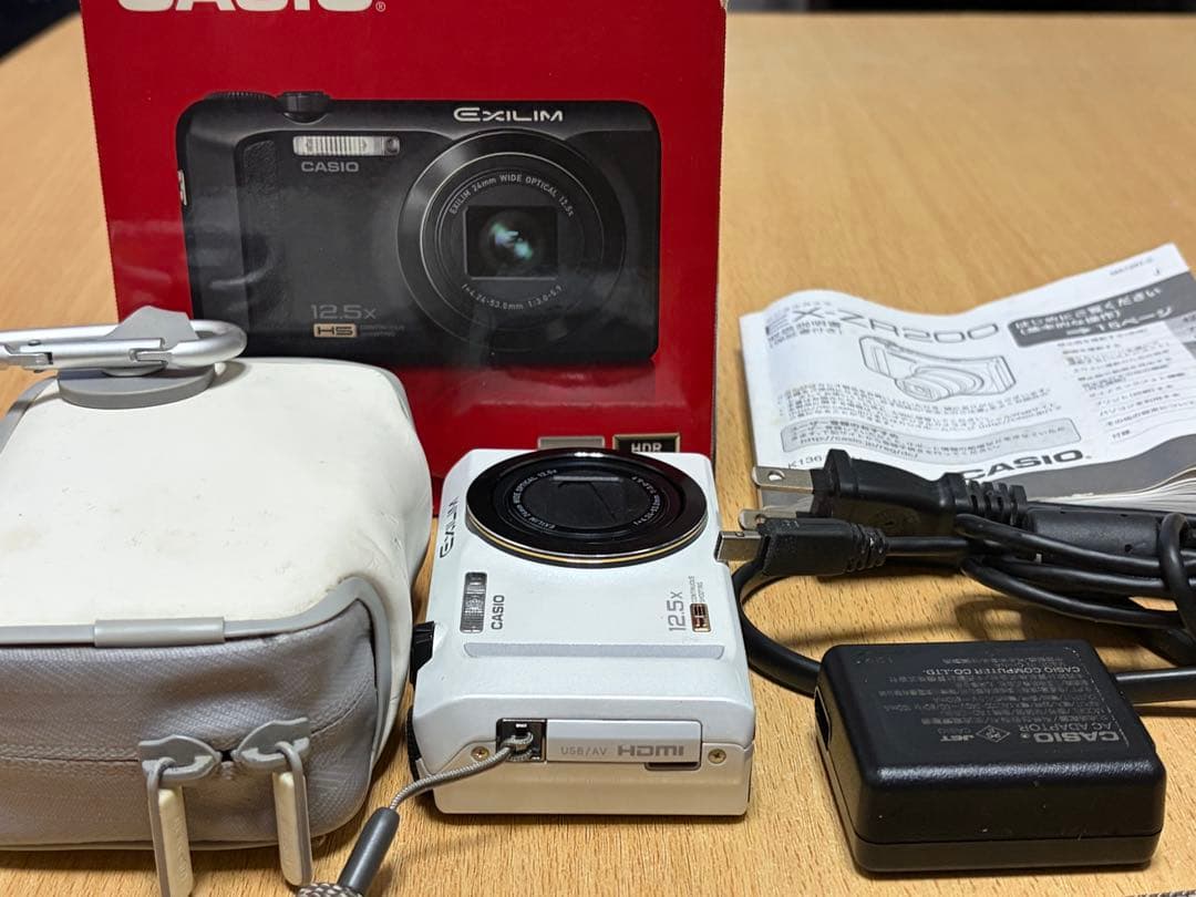 カシオ デジタルカメラ CASIO EXILIM EX-ZR200 ホワイト 箱