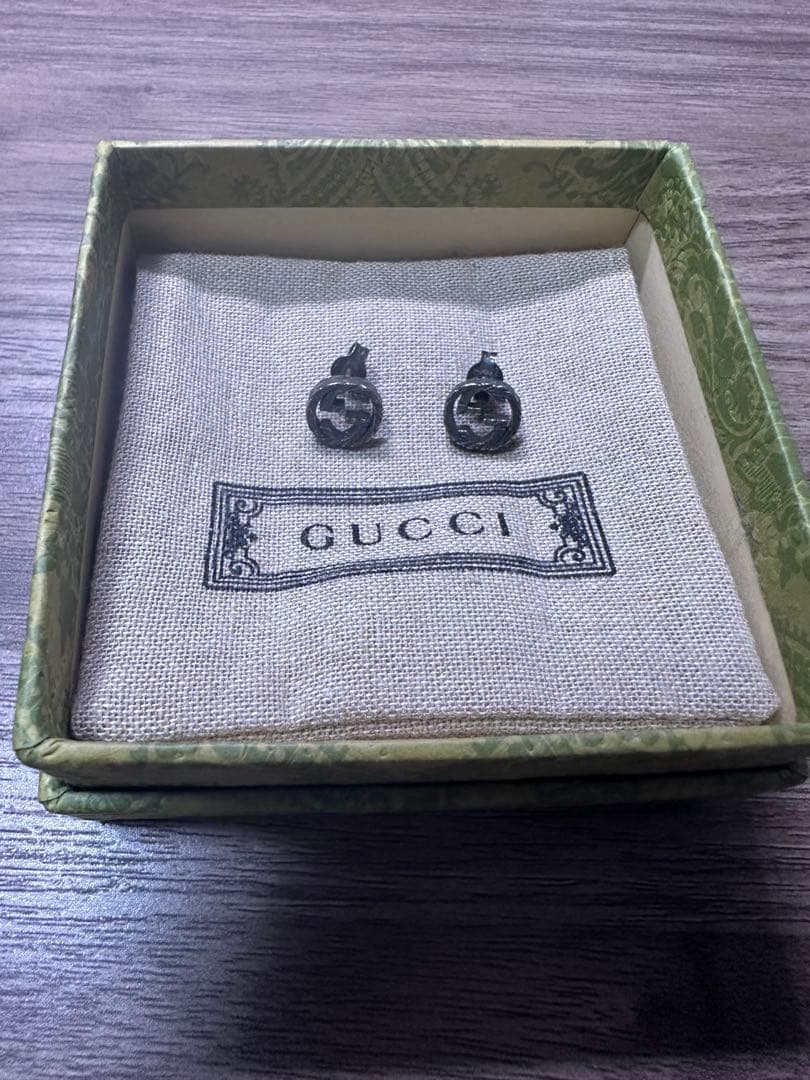 GUCCI スタッズピアス シルバー　両耳