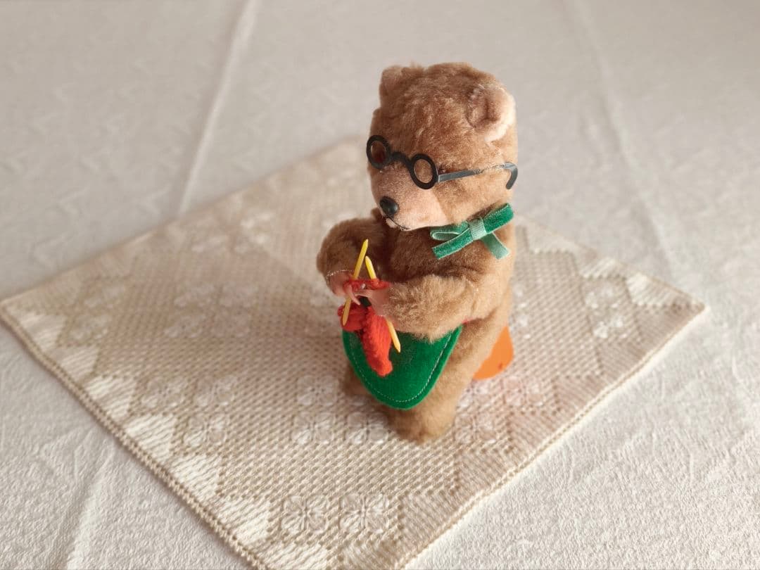 * vintage bear ❀ ゼンマイ仕掛けの 編み物 クマさん
