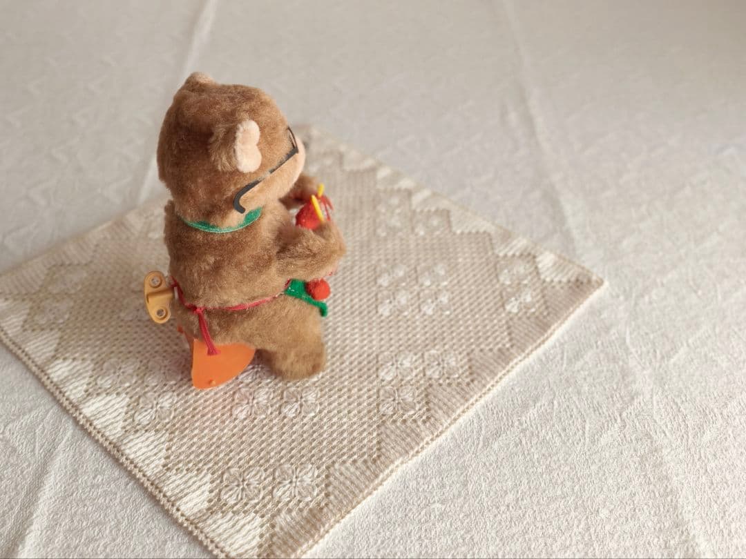 * vintage bear ❀ ゼンマイ仕掛けの 編み物 クマさん