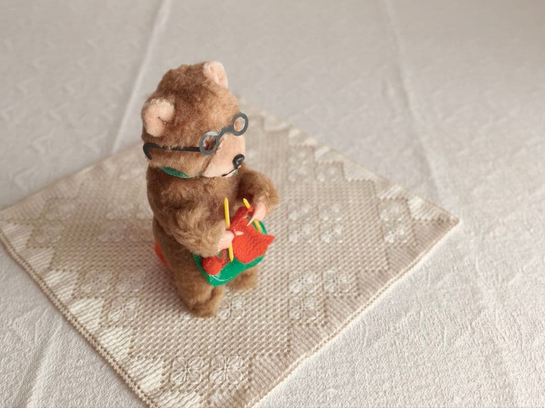 * vintage bear ❀ ゼンマイ仕掛けの 編み物 クマさん