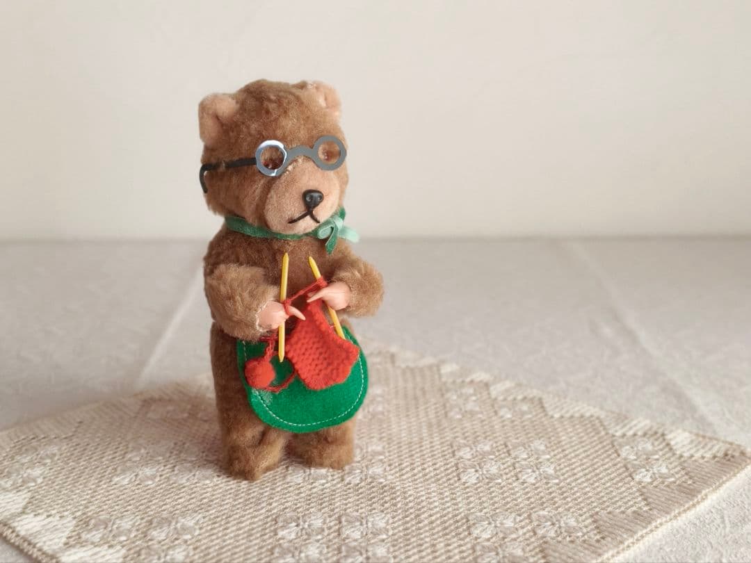 * vintage bear ❀ ゼンマイ仕掛けの 編み物 クマさん