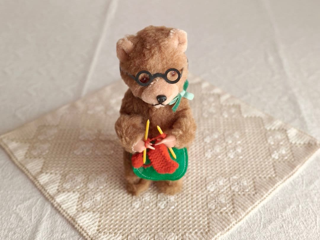* vintage bear ❀ ゼンマイ仕掛けの 編み物 クマさん