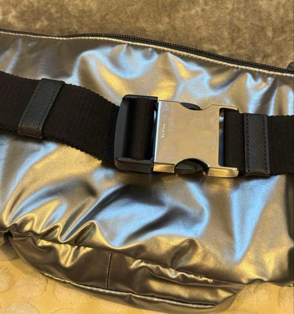 セールPRADA モンタナ ナイロン ボディバッグ シルバー