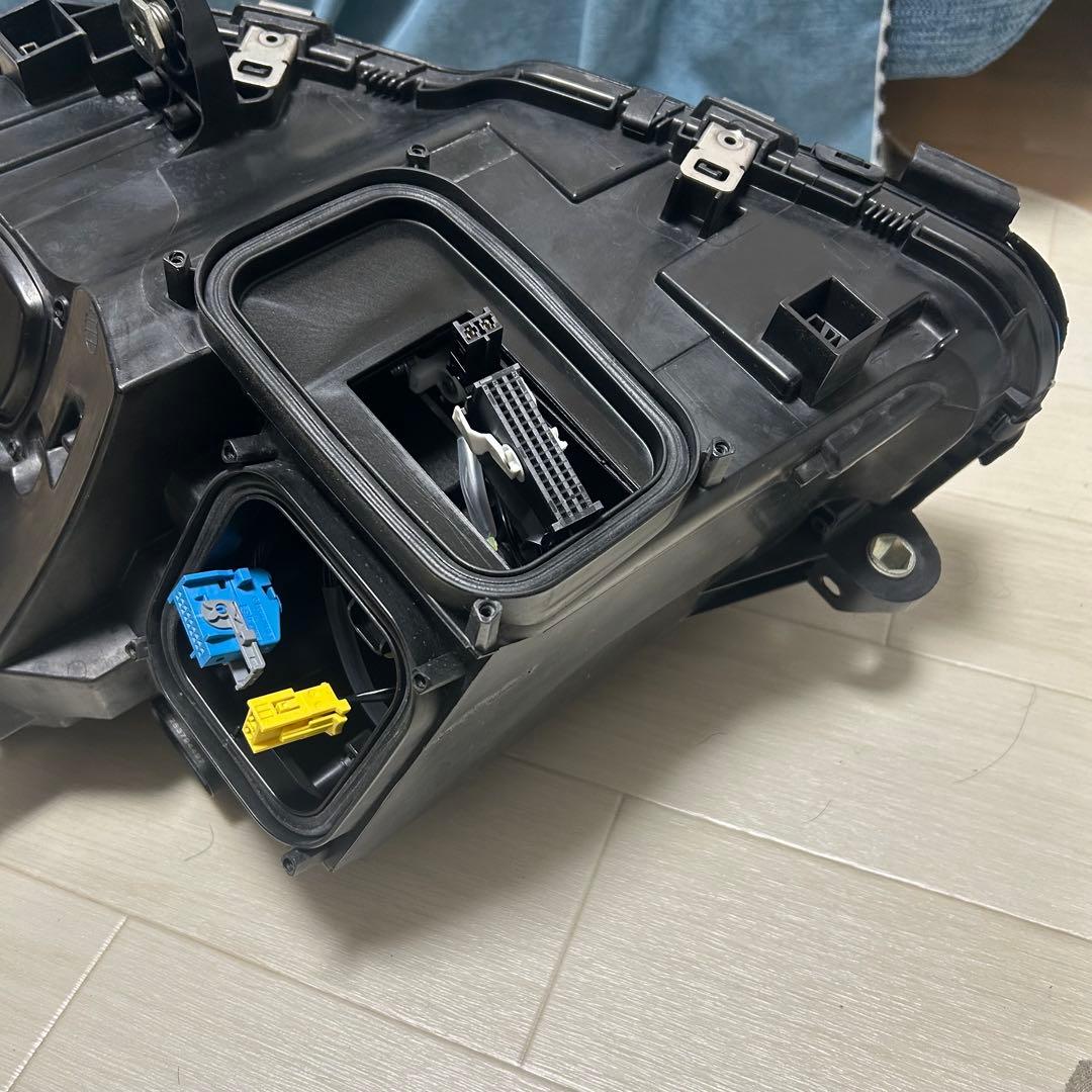 [極美品中古パーツ]メルセデスベンツ　w205 前期Cクラス　右ヘッドライト