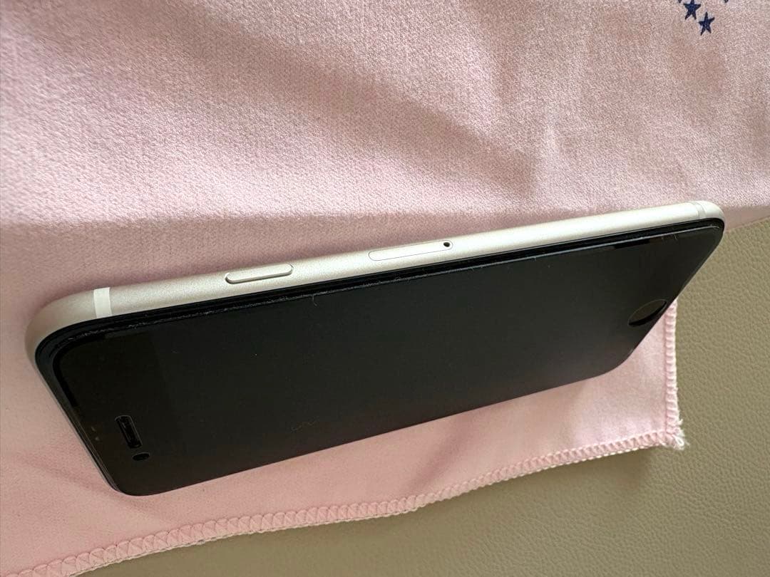 iPhone SE (第3世代) ホワイト 本体　128㎇