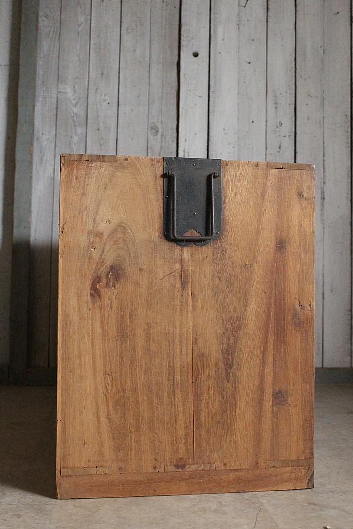 味のある古い木製の引き出し4杯　チェスト　桐箪笥　タンス　古家具　古民家