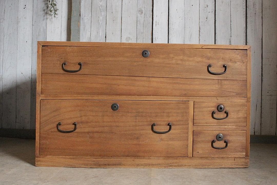 味のある古い木製の引き出し4杯　チェスト　桐箪笥　タンス　古家具　古民家