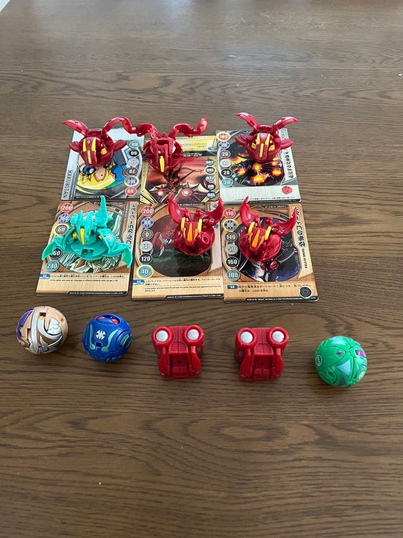 爆丸カード16枚、爆丸11個