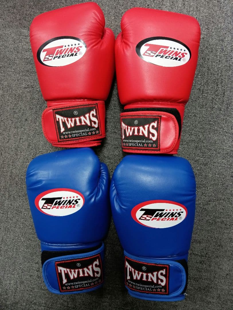 ツインズ　TWINS ボクシンググローブ 14oz 赤か青のどちらか１セット