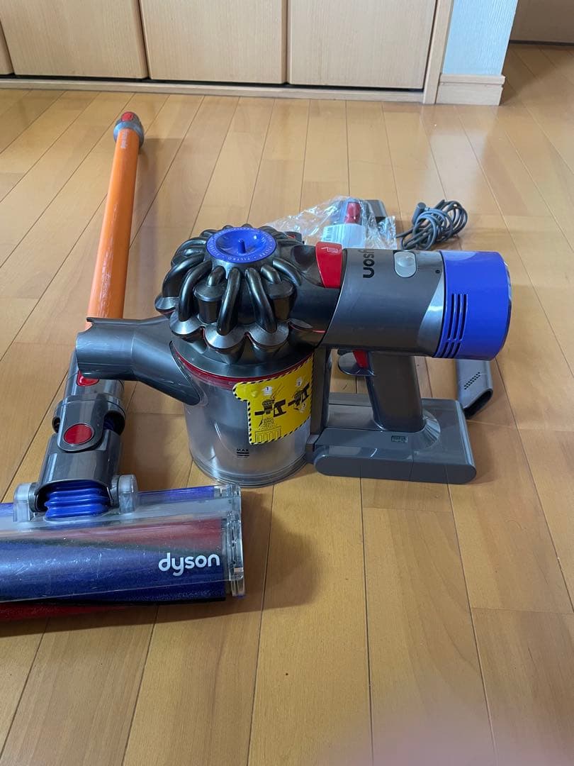 ダイソンV8 SV10コードレスクリーナー掃除機3