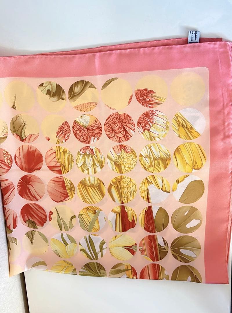 めめ サルヴァトーレフェラガモ シルク100% 大判 スカーフ