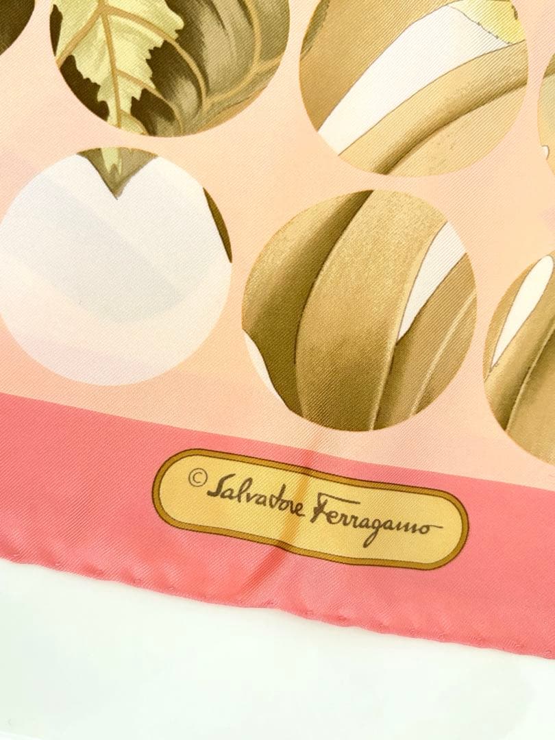 めめ サルヴァトーレフェラガモ シルク100% 大判 スカーフ