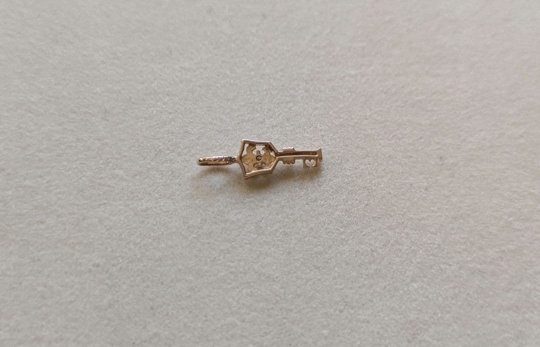 総1.4g　鍵ペンダントトップ　ネックレス　ｋ18 18金