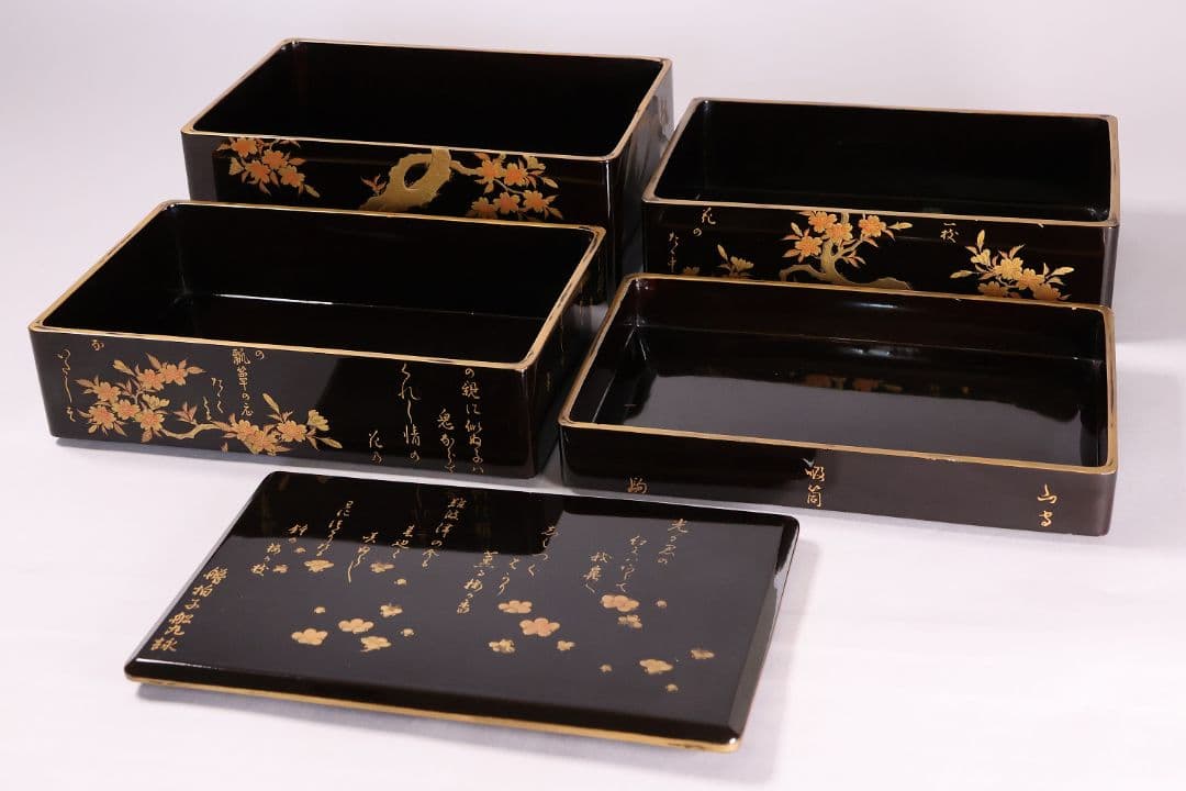 漆芸時代 蒔絵野弁当 四段重箱 草花 金蒔絵 木皿 木製漆器 詩歌【MA695】