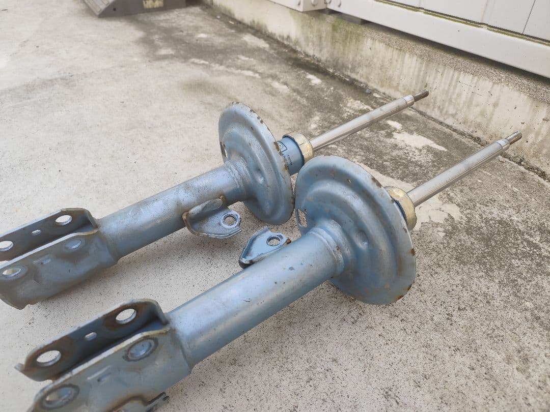 アクア　ヴィッツ　カヤバ　KYB　newSR　フロントショック　ダストブーツ付き