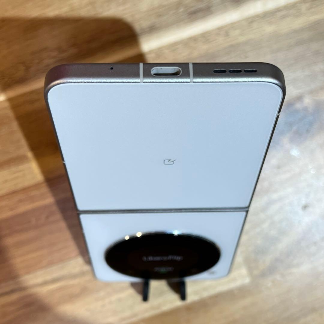 Z335 Y mobileSIMフリー　Libero Flip A304ZT