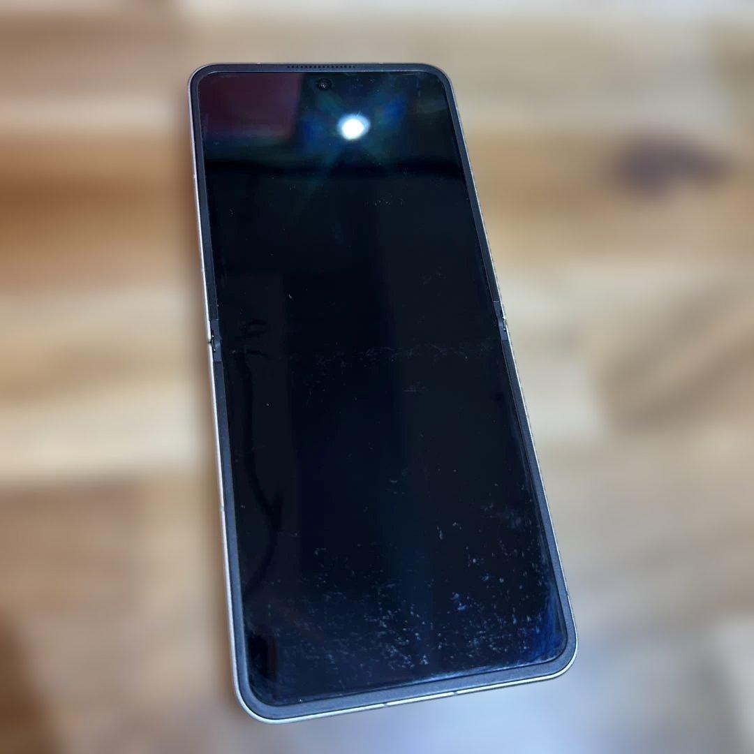 Z335 Y mobileSIMフリー　Libero Flip A304ZT