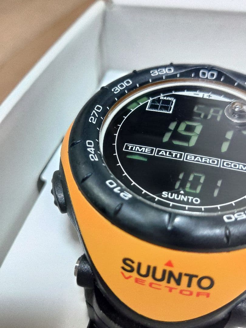 SUUNTO スント　VECTOR ベクター　イエロー　黄色　アウトドアウォッチ