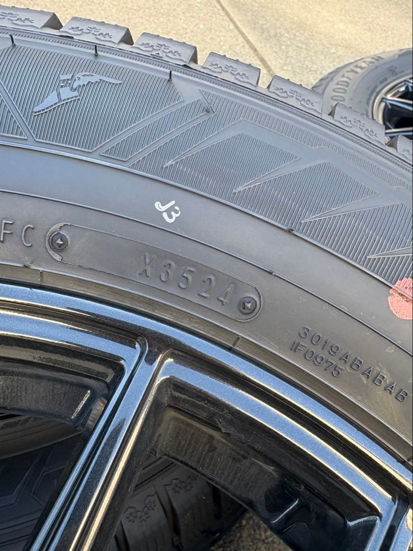 アルファード スタッドレス グッドイヤーアイスナビ8 225/60R17