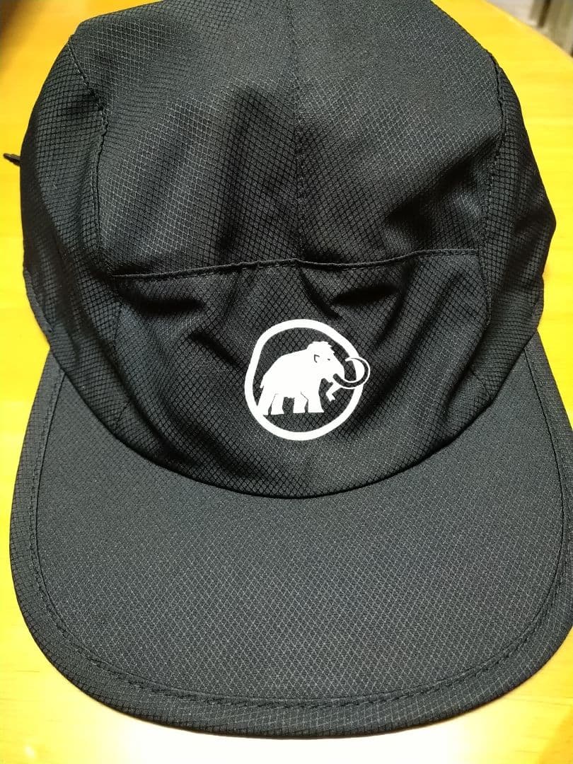 マムート　エナジーライトキャップ　ブラックとレッド