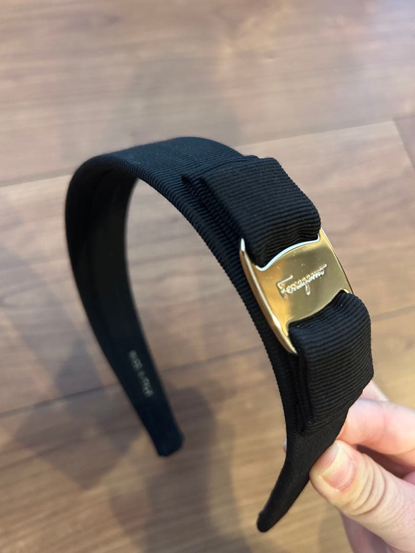 フェラガモ　リボン　カチューシャ　黒　美品