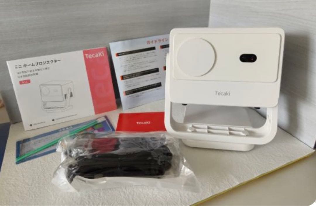 【新品未使用】Tecaki 家庭用プロジェクター 　小型なので持ち運び自由