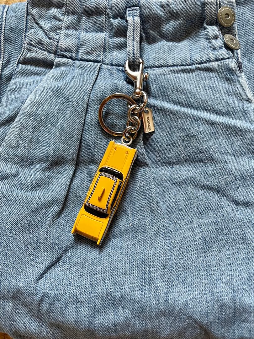 希少　COACH スモールタクシー　キーホルダー バッグチャーム　オンライン完売