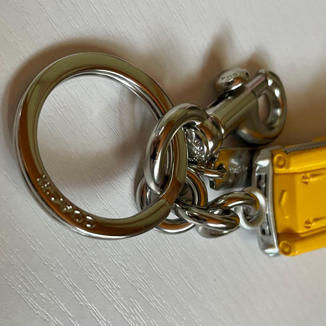 希少　COACH スモールタクシー　キーホルダー バッグチャーム　オンライン完売