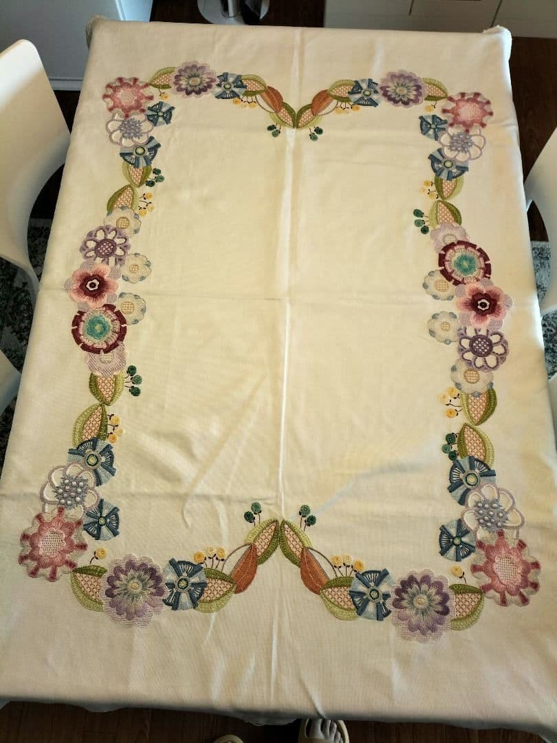 戸塚刺繍 　花柄　テーブルクロス
