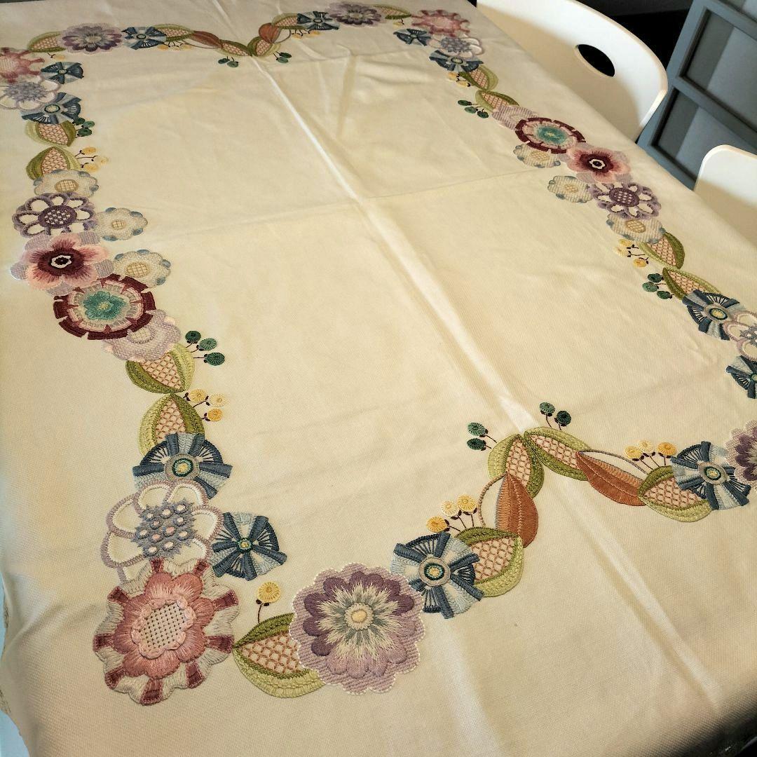 戸塚刺繍 　花柄　テーブルクロス