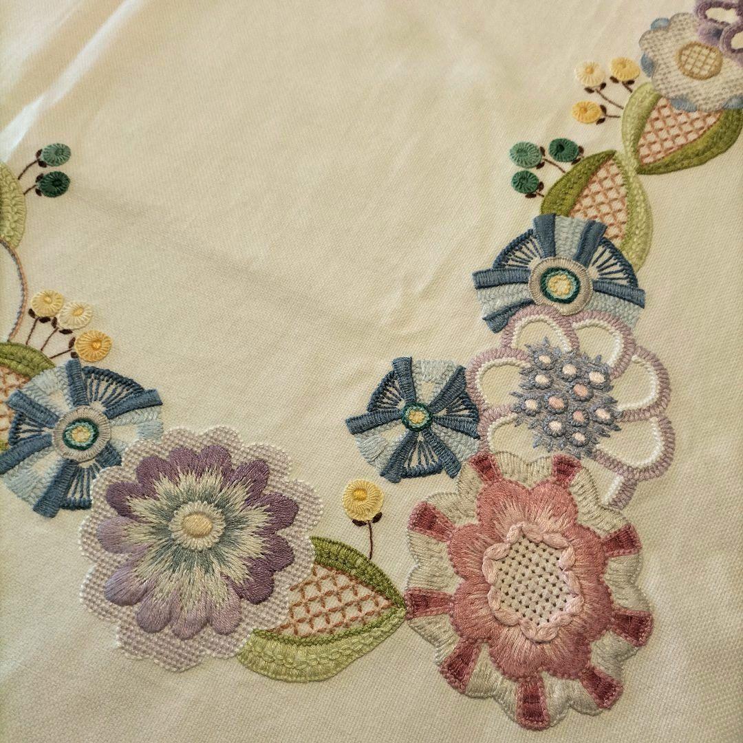 戸塚刺繍 　花柄　テーブルクロス